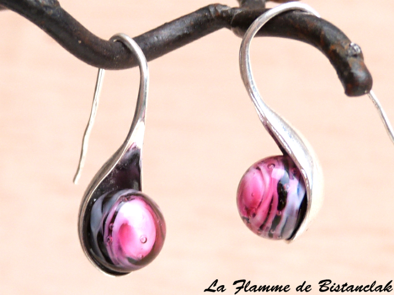Boucles d oreilles avec des perles de verre coloré