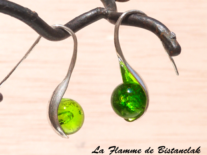 Boucles d'oreilles modèle cuillère perles de verre vert transparent