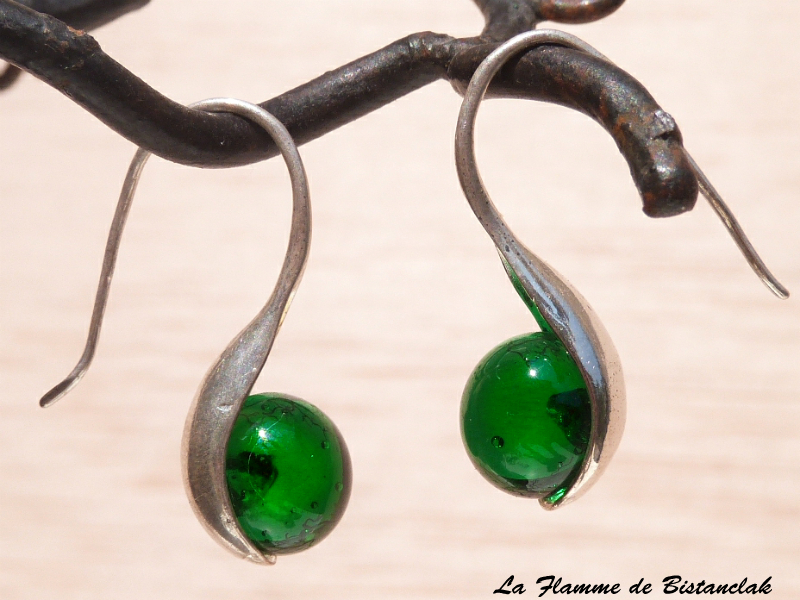 Boucles d oreilles perles de verre vert emeraude