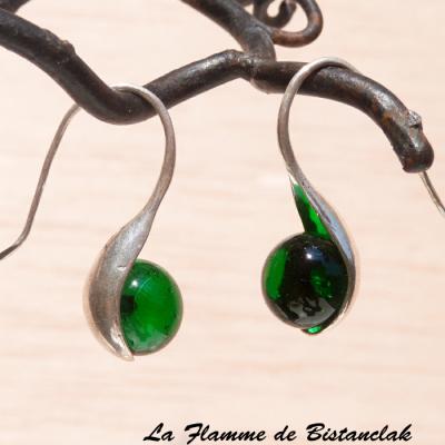 Boucles d oreille modèle cuillere perles de verre vert transparent
