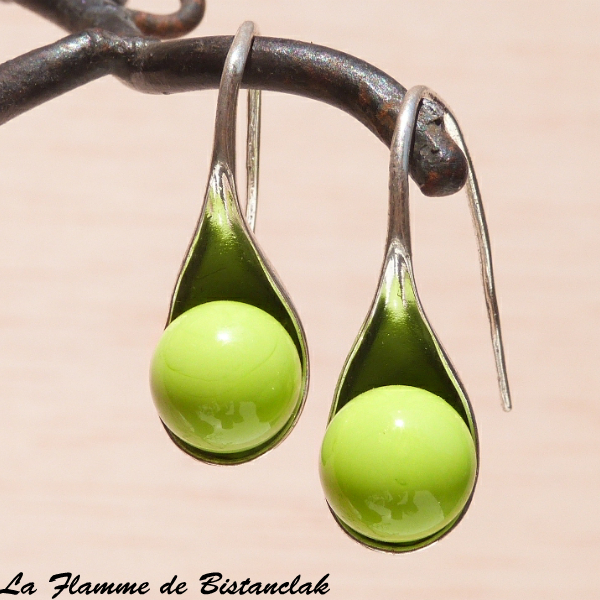 Boucles d oreilles modèle cuillère perles de verre vert clair opaque