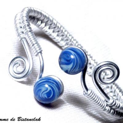 Bracelet ajustable artisanal tresse main perles de verre bleu chamarre spirales argentees 1 