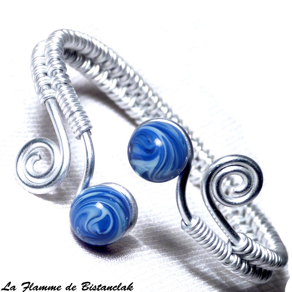 Bracelet ajustable artisanal tresse main perles de verre bleu chamarre spirales argentees 2