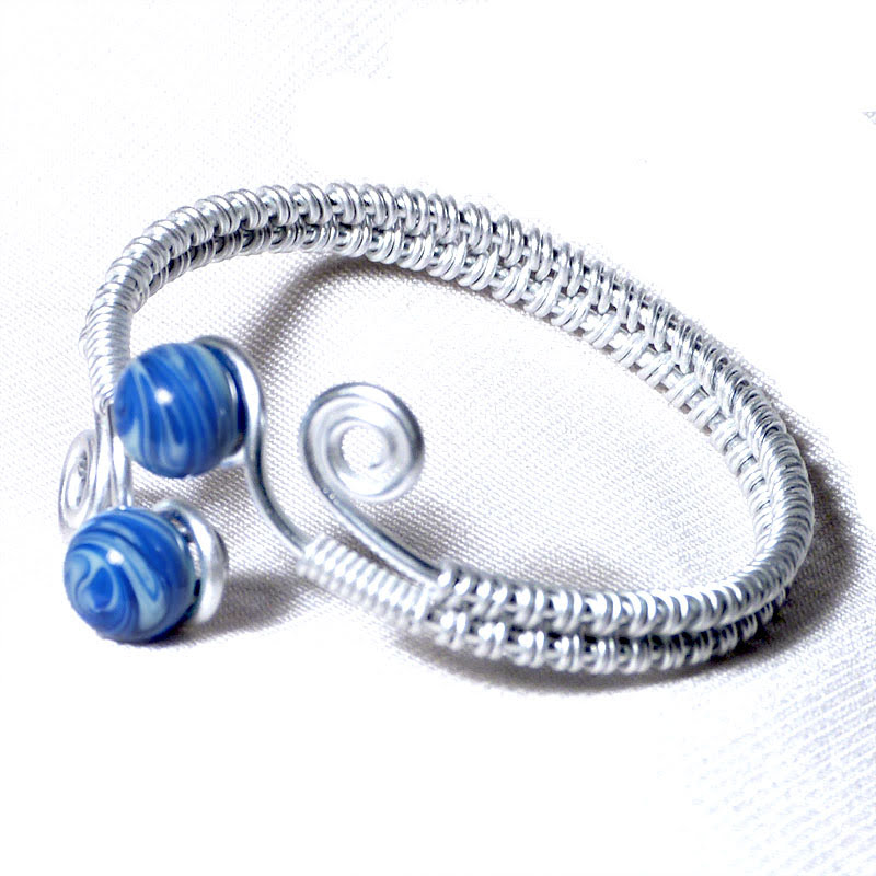 Bracelet ajustable artisanal tresse main perles de verre bleu chamarre spirales argentees 3 