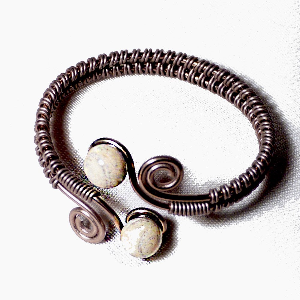 Bracelet artisanal a spirales chocolat perles de verre ivoire craquele gris 1 