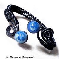 Bracelet artisanal femme perles de verre bleu chamarré à spirales noires
