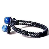 Bracelet artisanal perles de verre bleu chamarre spirales noires 2