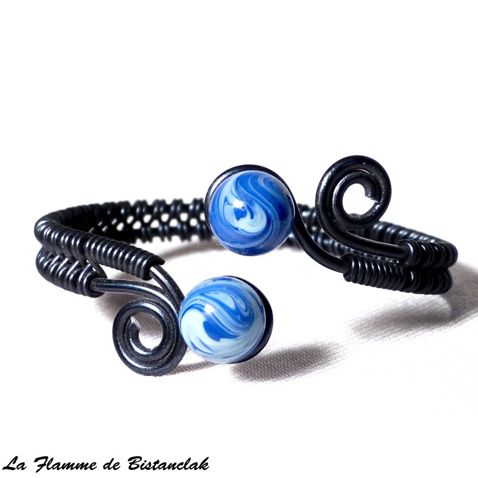 Bracelet artisanal perles de verre bleu chamarre spirales noires 3