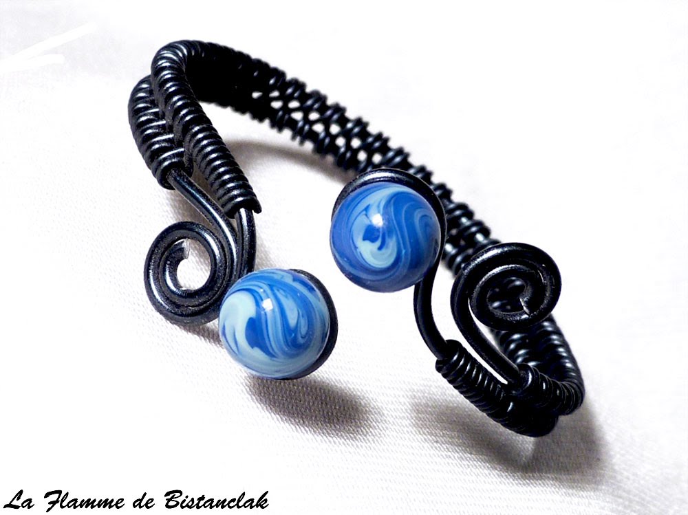 Bracelet artisanal perles de verre bleu chamarre spirales noires