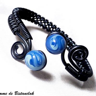 Bracelet artisanal perles de verre bleu chamarre spirales noires