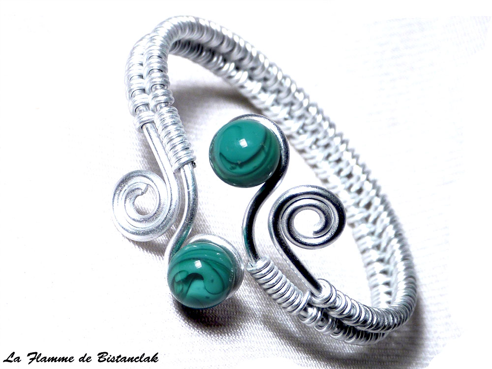Bracelet artisanal perles de verre vert bleu canard spirales argentees