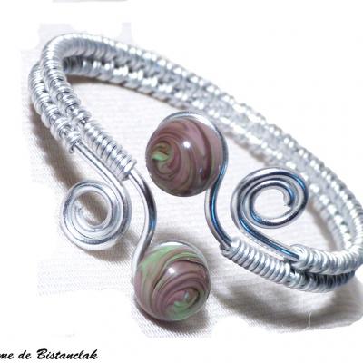 Bracelet artisanal perles de verre violet glycine et vert chamarre spirales argente 1 