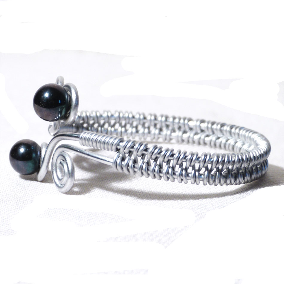Bracelet spirale argente perles de verre noir metallisees