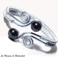 Bracelet spirale argente perles de verre noires metallisees