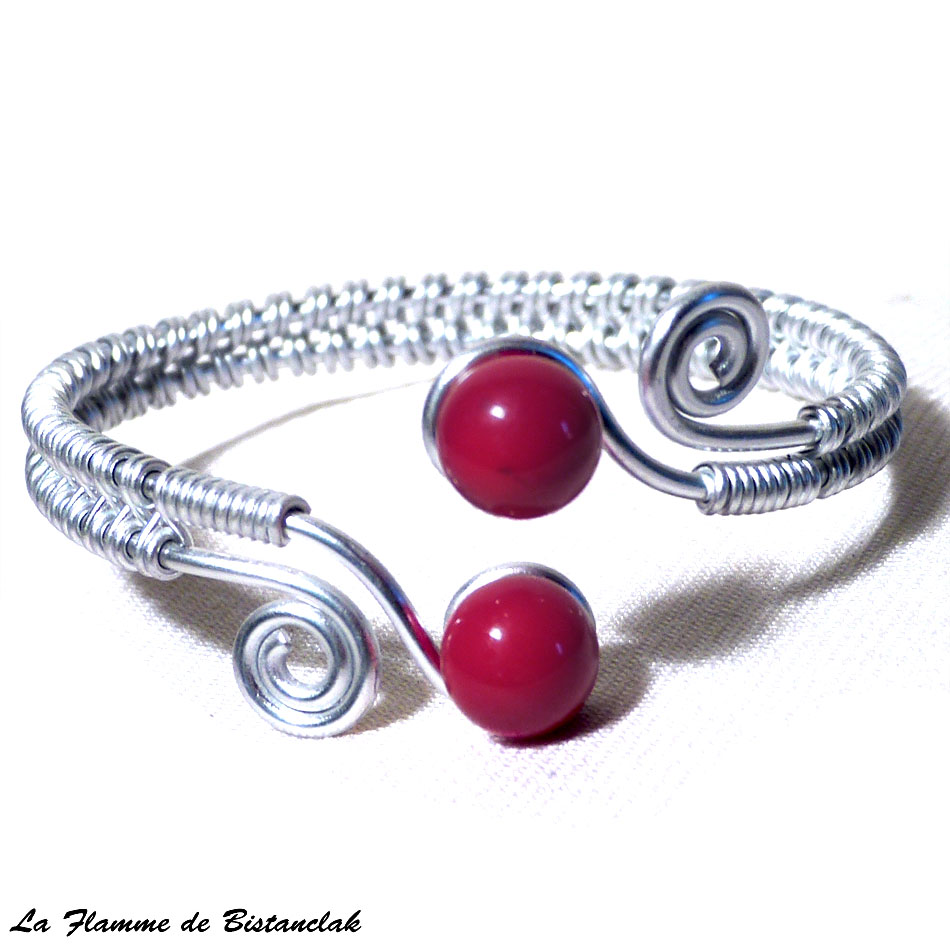 Bracelet tresse artisanal spirales argentees et perles de verre rouges 1 