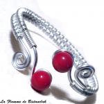 Bracelet spirales argentees et perles de verre rouge