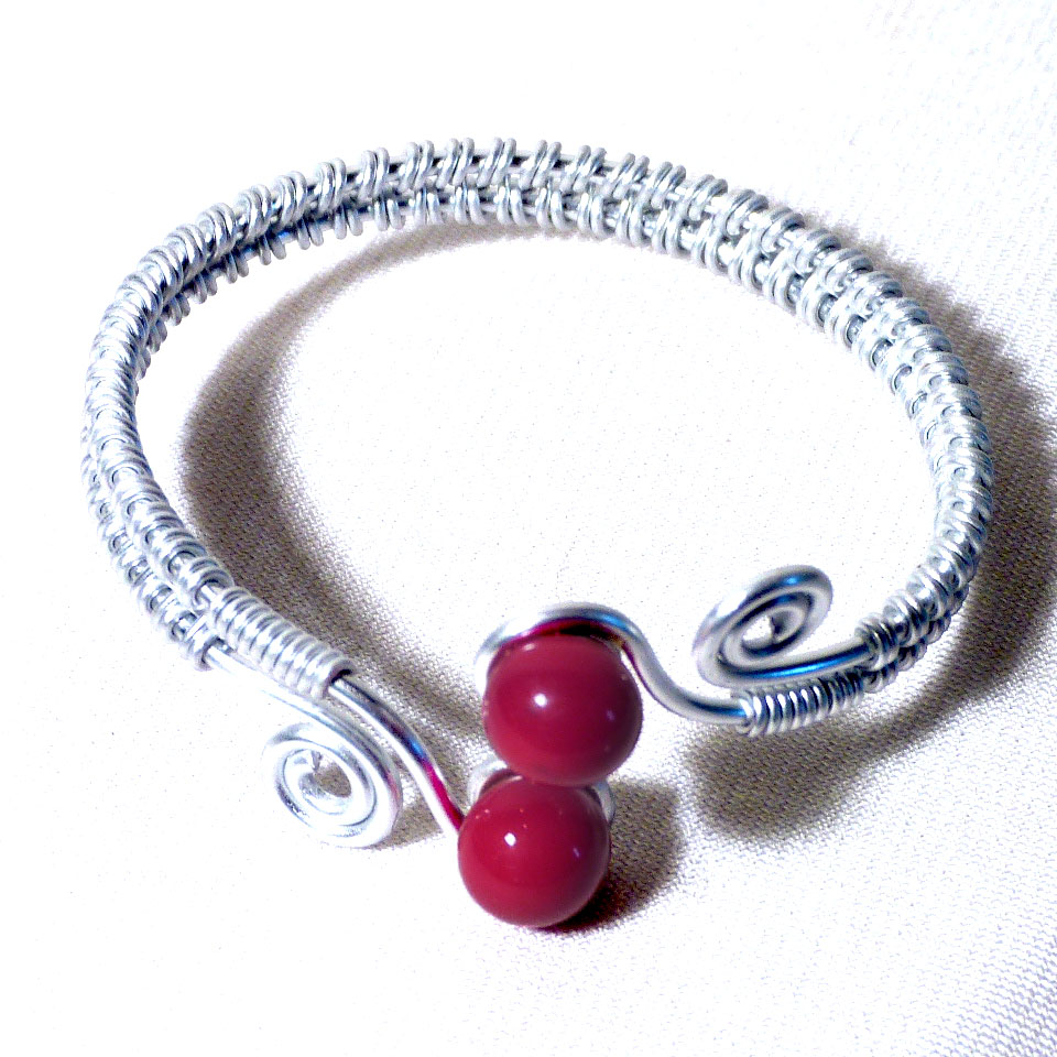 Bracelet tresse artisanal spirales argentees et perles de verre rouges 4 