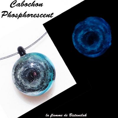 Collier artisanal cabochon verre file bleu vert noir phosphorescent
