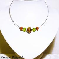 Collier artisanal en perles de verre de couleur orange cuivre et vert acidule