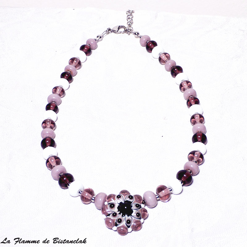 Collier artisanal rose violet avec fleur centrale et perles de verre