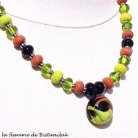 Collier cabochon et perles de verre vert orange et noir