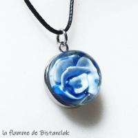 Collier cabochon fleur bleu pour femme