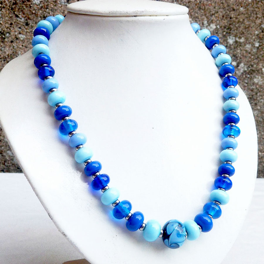 Collier de createur perles de verre bleu ciel bleu lapi pervenche bleu moyen collection fleur en spirale vendu en ligne sur notre site 1 