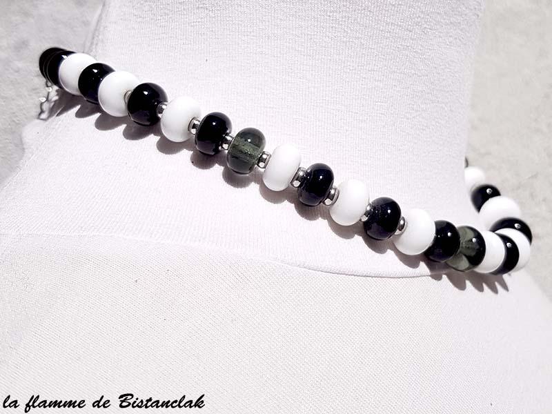 Collier de perles de verre noires blanches et grises