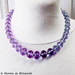 Collier de perles de verre original à la couleur variant du rose au bleu