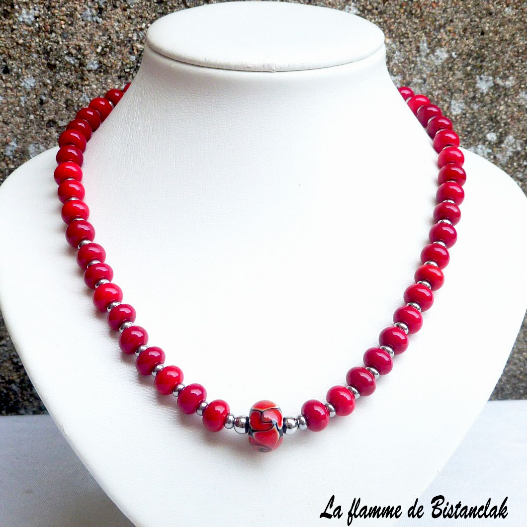 Collier de perles de verre rouge et perle centrale collection fleur en spirale un bijou artisanal vendu en ligne sur notre site