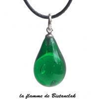 Collier pendentif goute de verre couleur vert emeraude