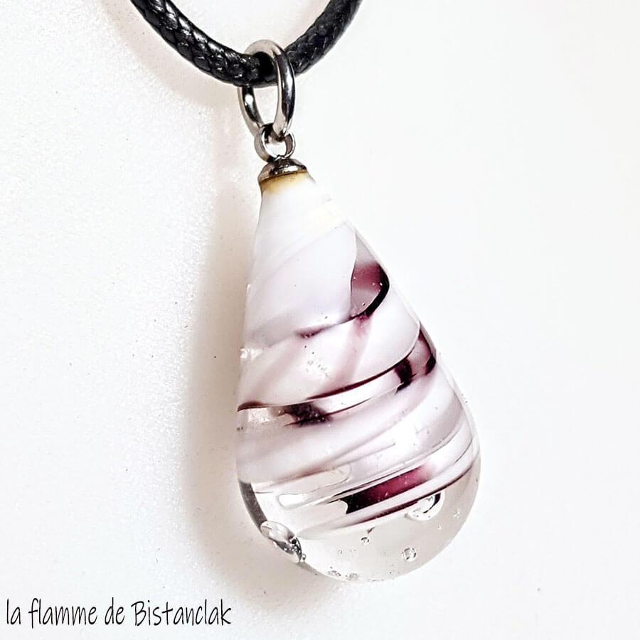 Collier pendentif goutte a spirale blanche et touche de violet fonce