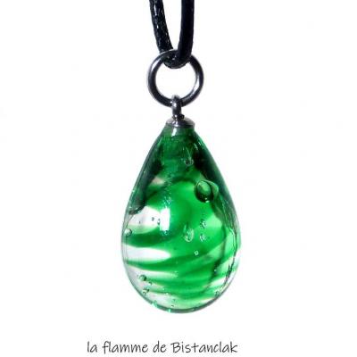 Collier pendentif goutte de verre file spirale vert emeraude