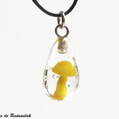 Collier pendentif verre file goutte inclusion champignon jaune
