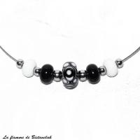 Collier perle de verre à motif noir et blanc