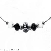 Collier artisanal perles de verre noires et blanches fantaisies