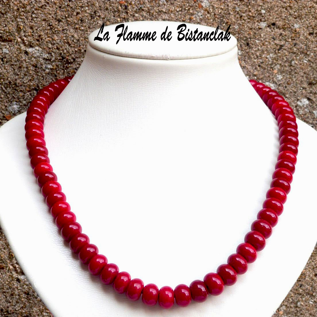 Collier perles de verre rouge opaque vendu en ligne sur notre site un bijou artisanal fabrique en france