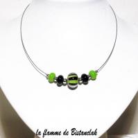 Collier ras de cou perle de verre à motif rayure verte et noire
