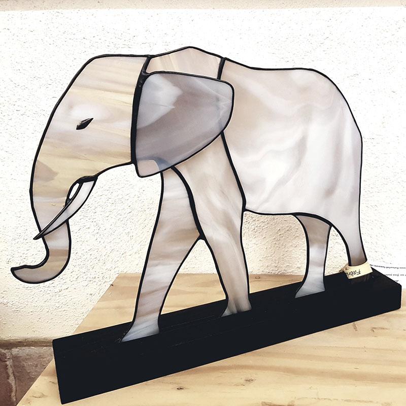 Elephant trompe levee decoratif vitrail