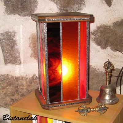 Luminaire vitrail rouge ambre brun avec socle bois
