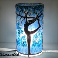 Lampe artisanale cylindrique bleu motif arbre danseuse
