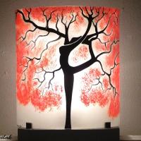 Lampe a poser decorative rouge et blanche motif arbre danseuse