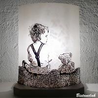 Lampe décorative à poser noire et blanche motif garcon et ourson en peluche; création artisanale française