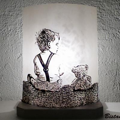 Lampe artisanale originale au dessin d'un garçon et de son ours en peluche