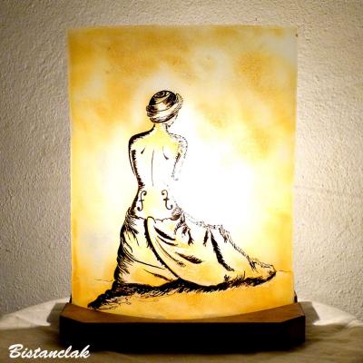 lampe jaune au dessin de la femme-violon