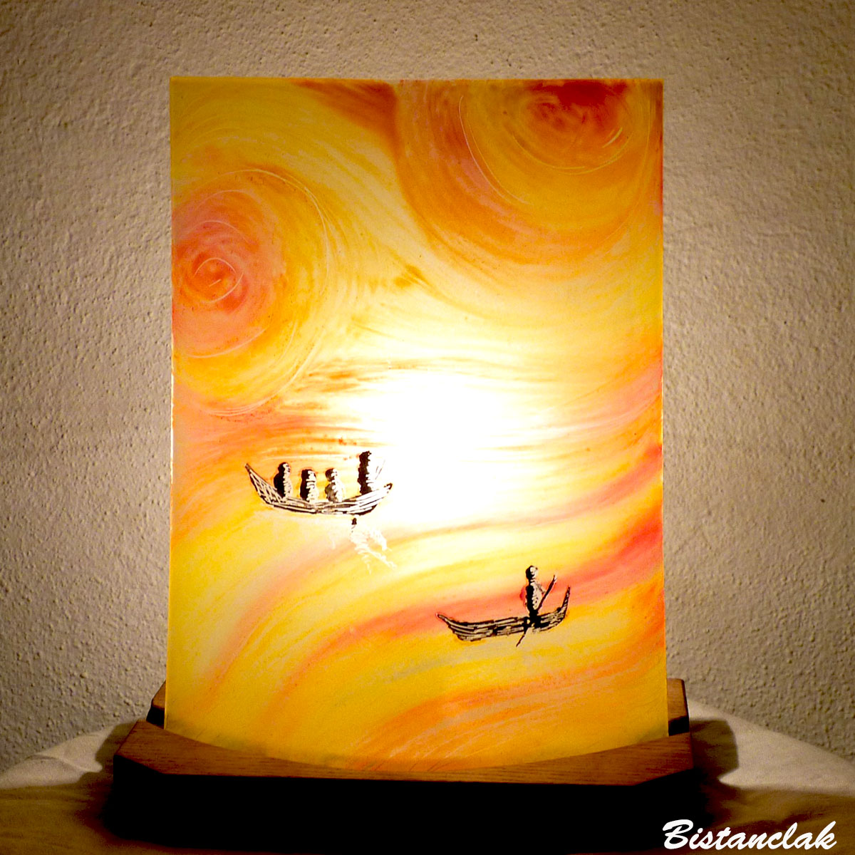 Lampe d'ambiance en verre jaune, orange, rouge motif barques entre ciel et mer