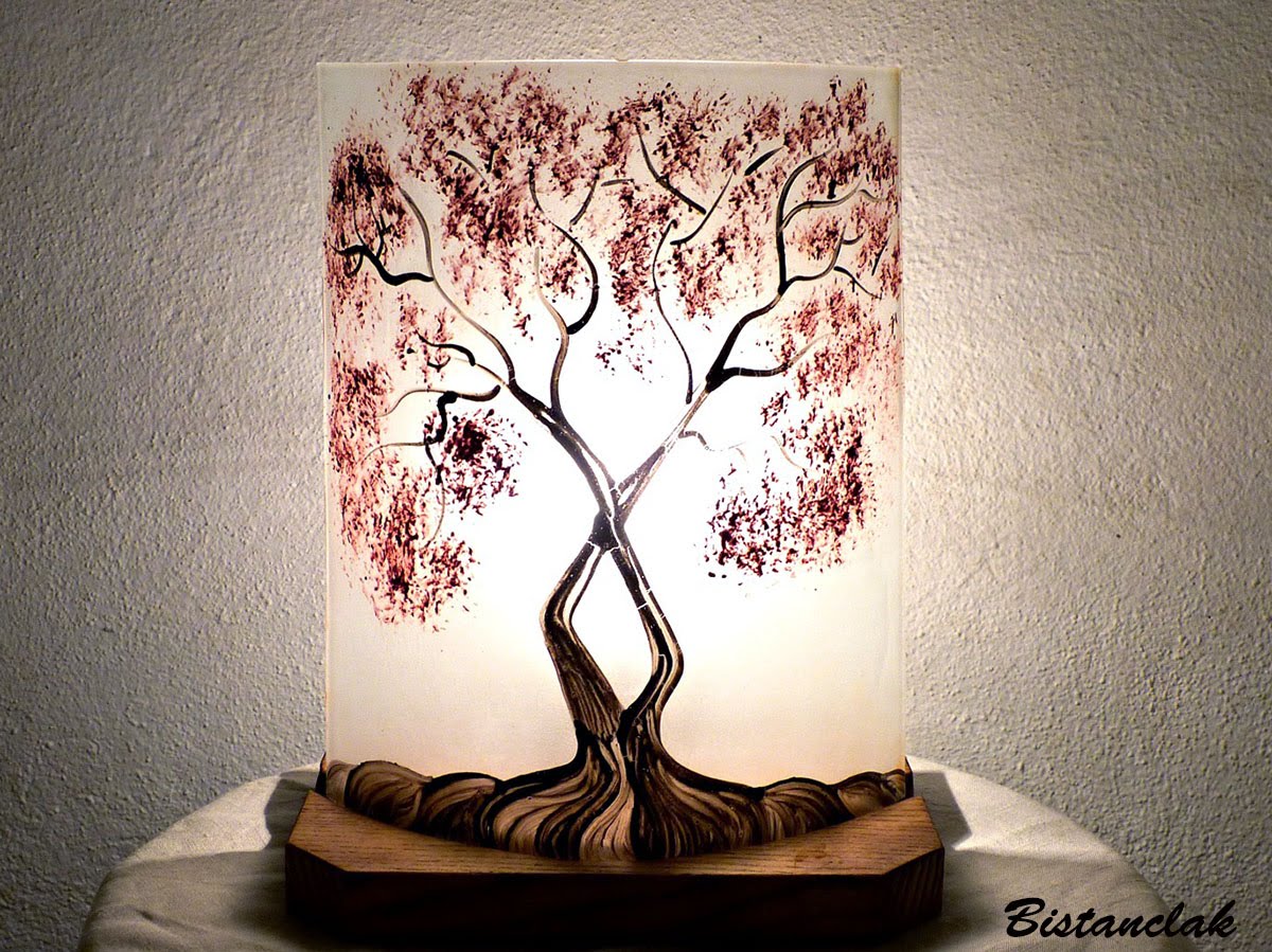 Création luminaire au motif d'arbre au feuillage coloré