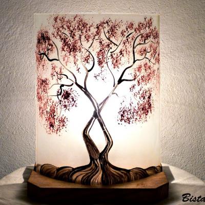 Création luminaire au motif d'arbre au feuillage coloré