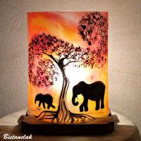 Lampe décorative jaune orangé motif la marche des éléphants