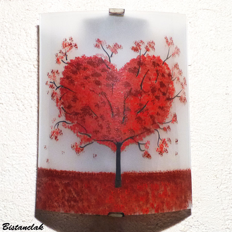 Lampe applique artisanale blanche et rouge motif arbre en coeur